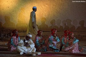 Bailarín junto a muro. Marruecos