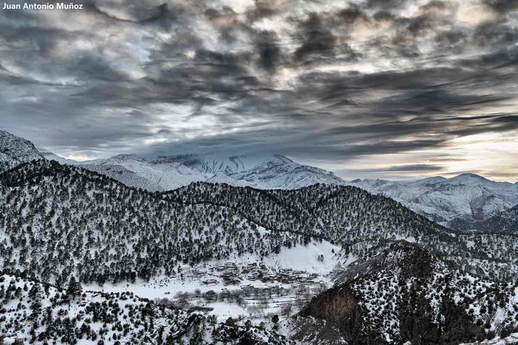 Pueblo nevado Tazaout. Marruecos