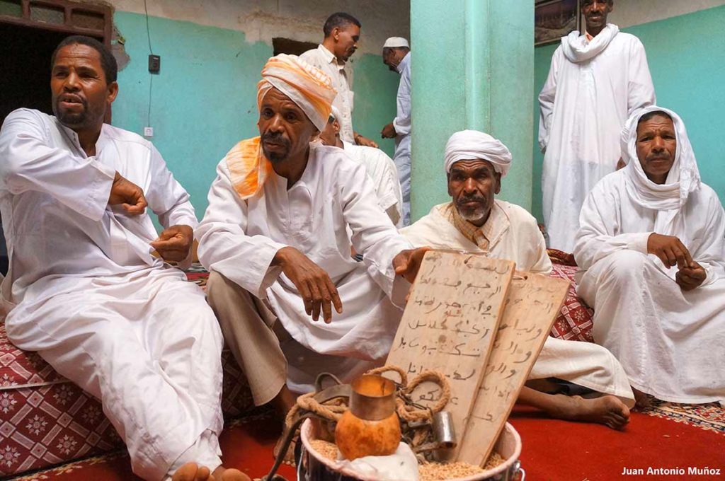 Señores y tabla Corán. Marruecos