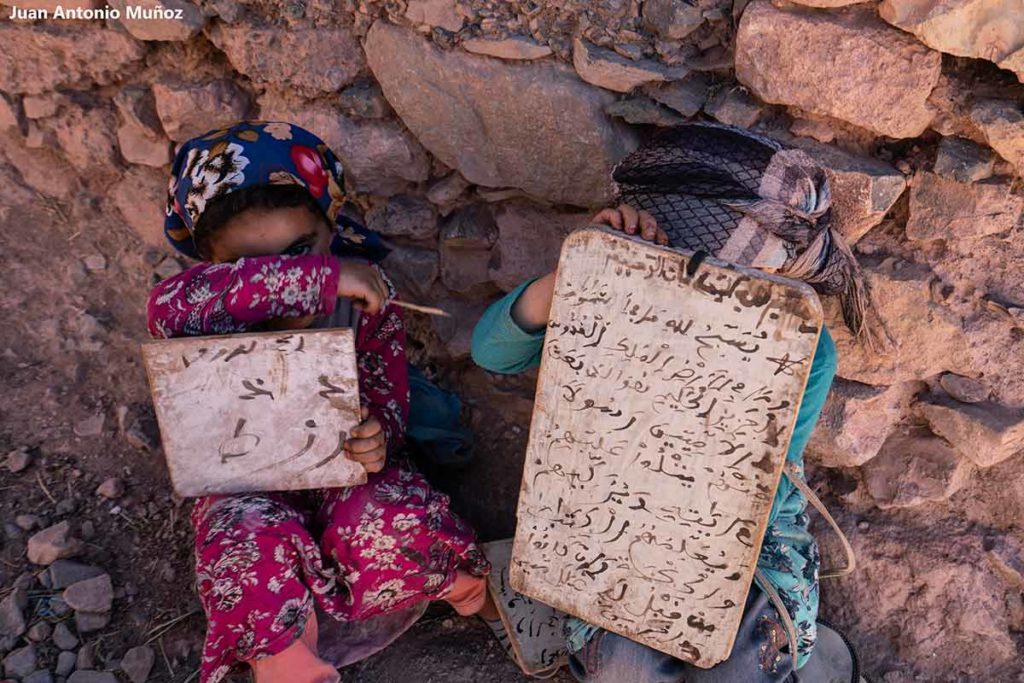 Niñas tapándose la cara con tablas. Marruecos