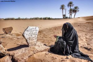 Rezando en las dunas. Marruecos