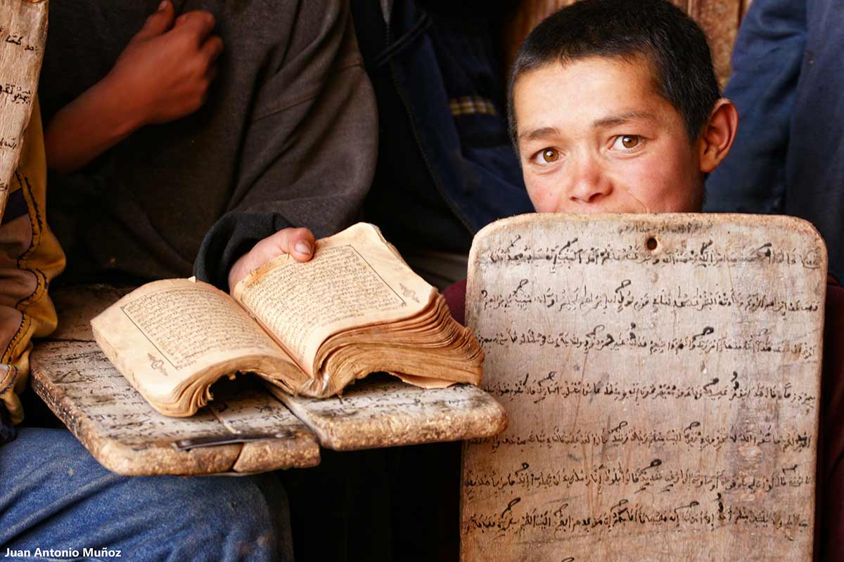 Tabla Corán y libro. Marruecos