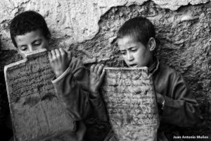 Niños y tablas en bn. Marruecos