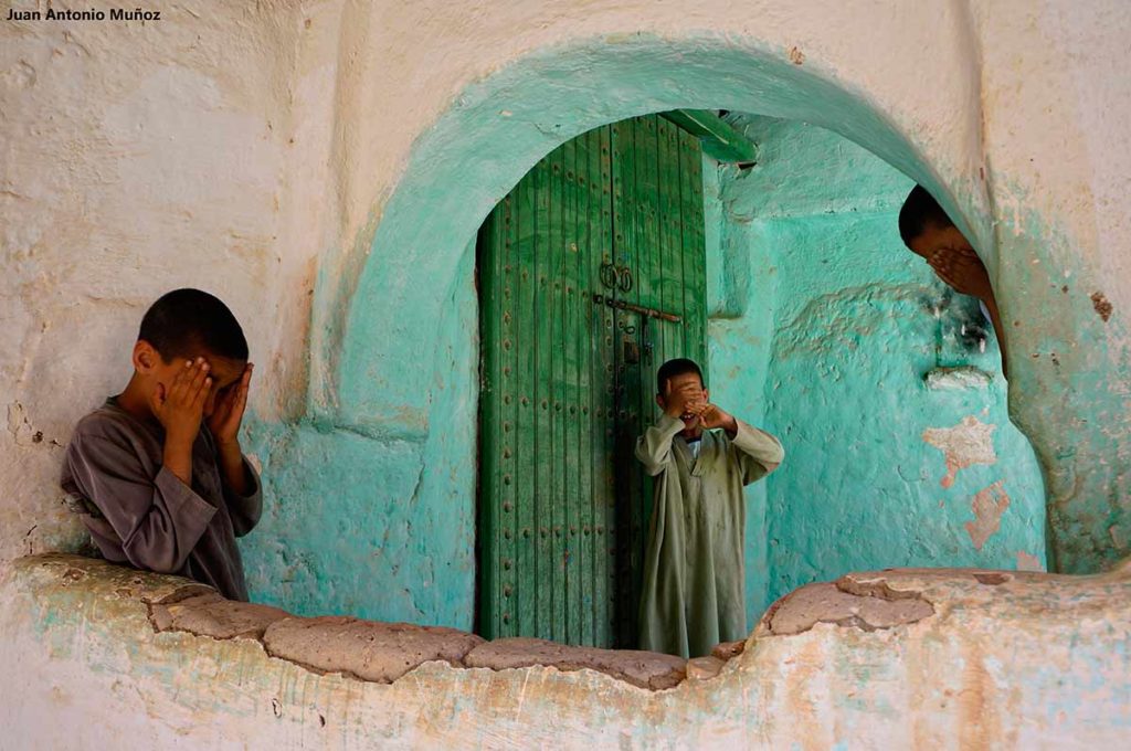 Niños en entrada escuela. Marruecos