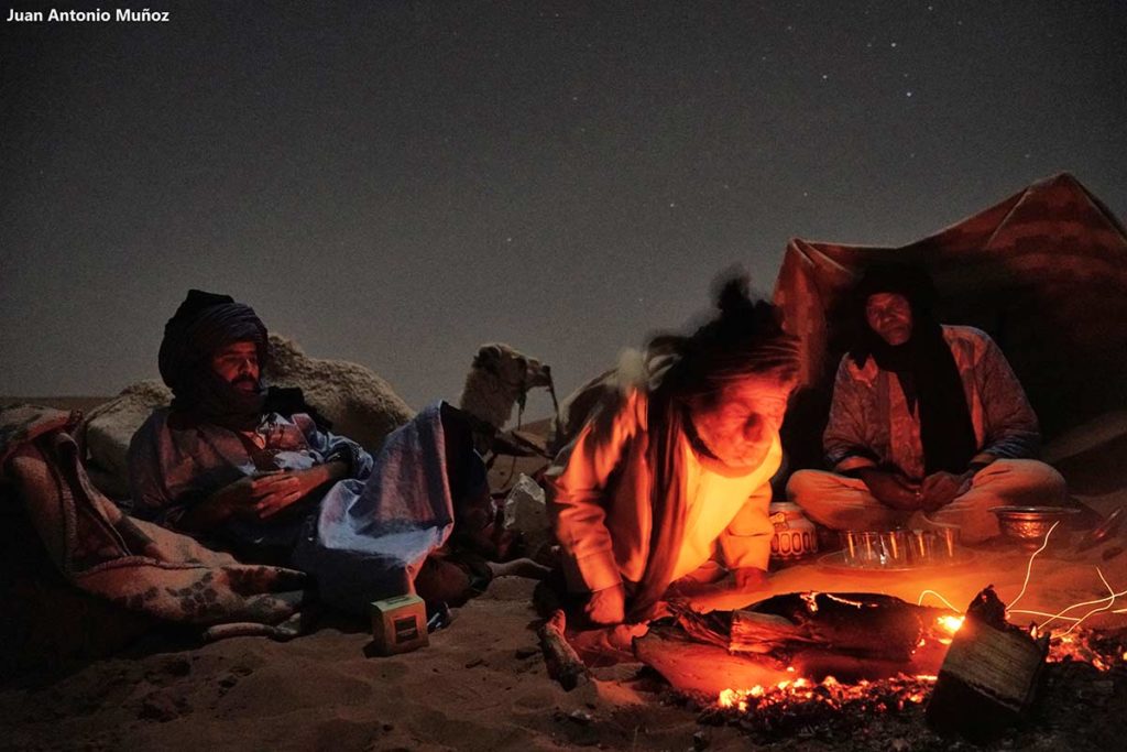 Camp noche estrellada. Marruecos