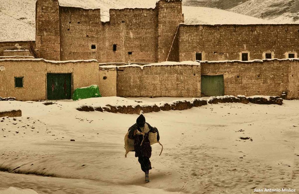 Chica nieve Agoudal. Marruecos