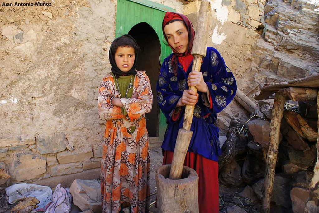 Chicas moliendo grano. Marruecos