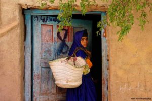 Mujer entrando en casa. Marruecos