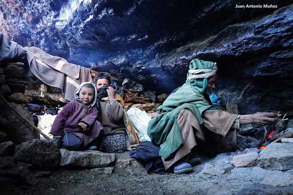 Familia bereber en cueva. Marruecos