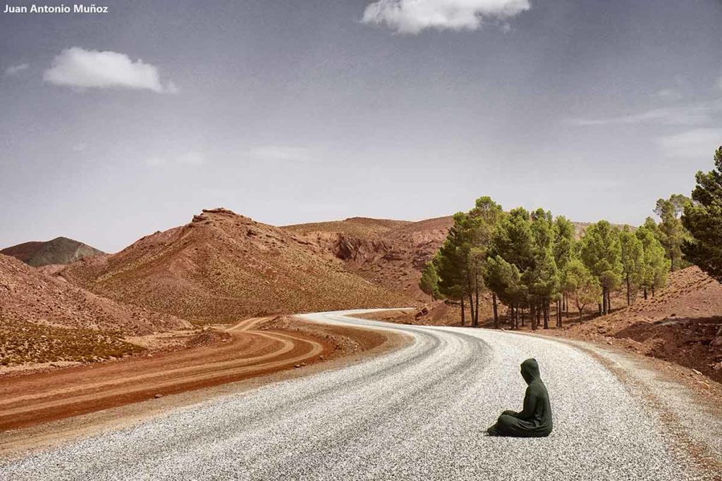 Sentado en camino. Marruecos