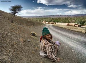 Mujer sentada en Agdz. Marruecos