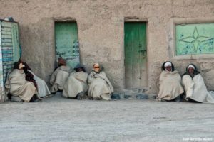 Sentados en Agoudal. Marruecos