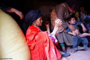 Mujeres sentadas en interior casa. Marruecos