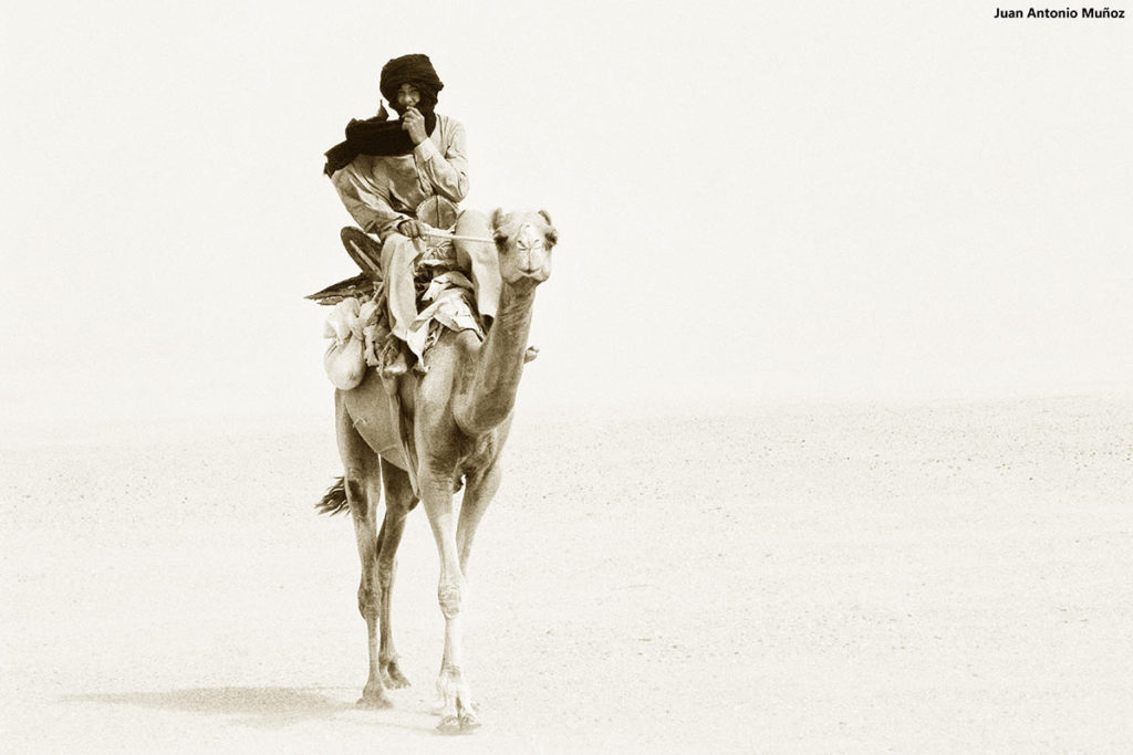 Cabalgando por el desierto. Marruecos