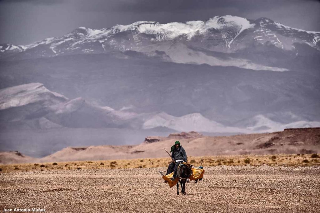 Cabalgando en Atlas. Marruecos