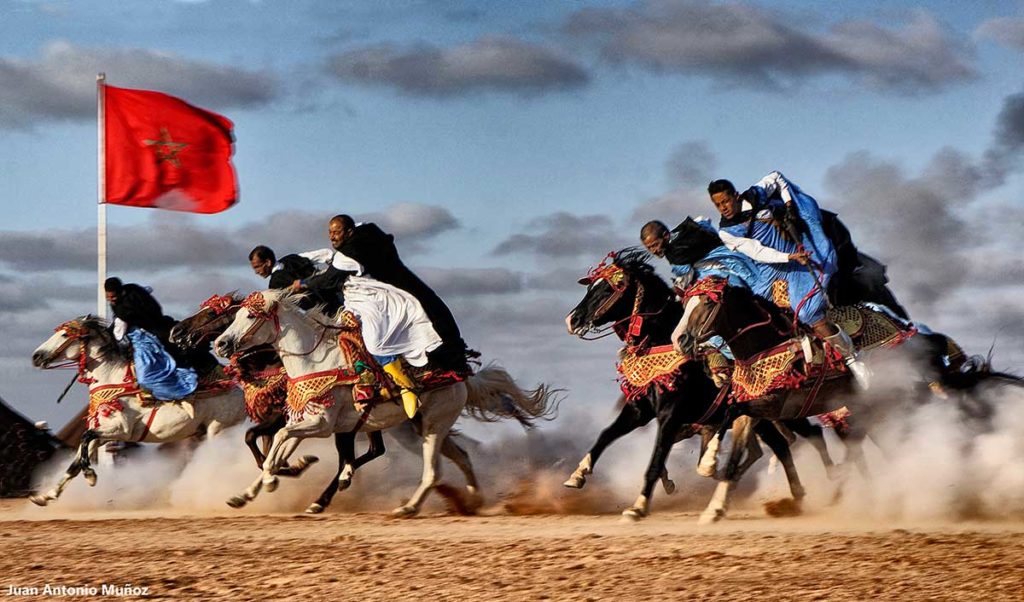 Jinetes y bandera. Marruecos