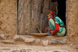 Bereber con molino en puerta casa. Marruecos