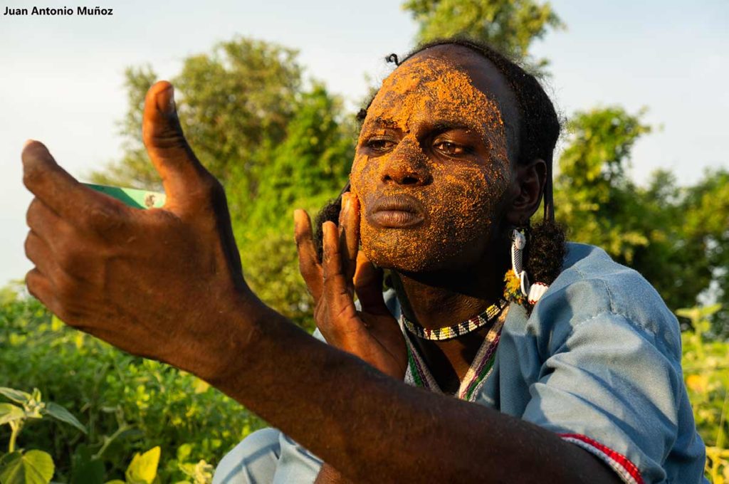 Bororo maquillándose. Chad