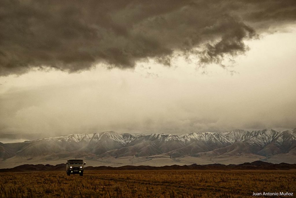 Coche atardecer. Mongolia