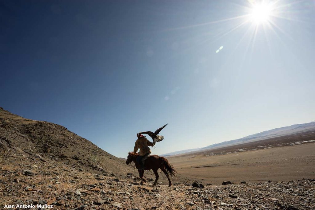 Amanecer en montañas. Mongolia