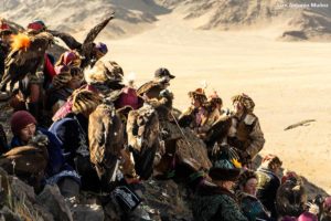 Eaglehunters en colina. Mongolia
