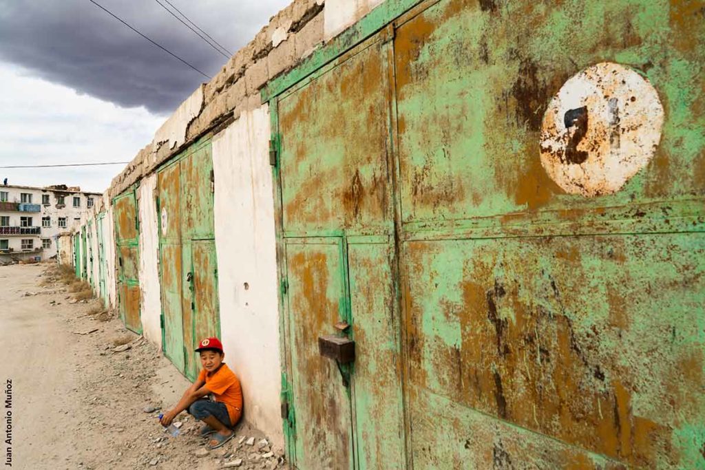 Niño y puerta verde. Mongolia