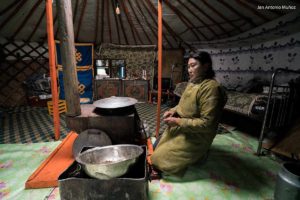Dentro de la yurta. Mongolia