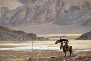 Cazador en montañas. Mongolia