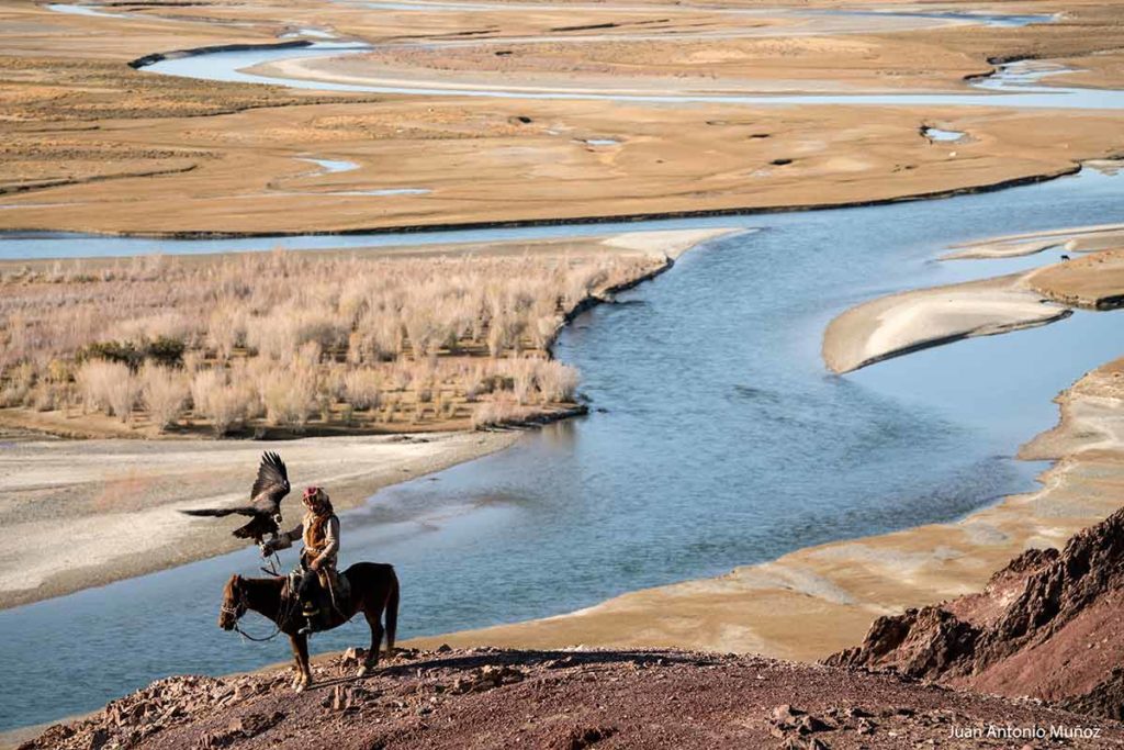 Cazador en río. Mongolia