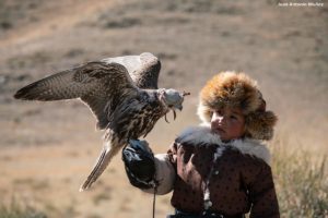 Niño con águila. Mongolia