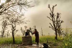 Pozo en niebla. Nepal