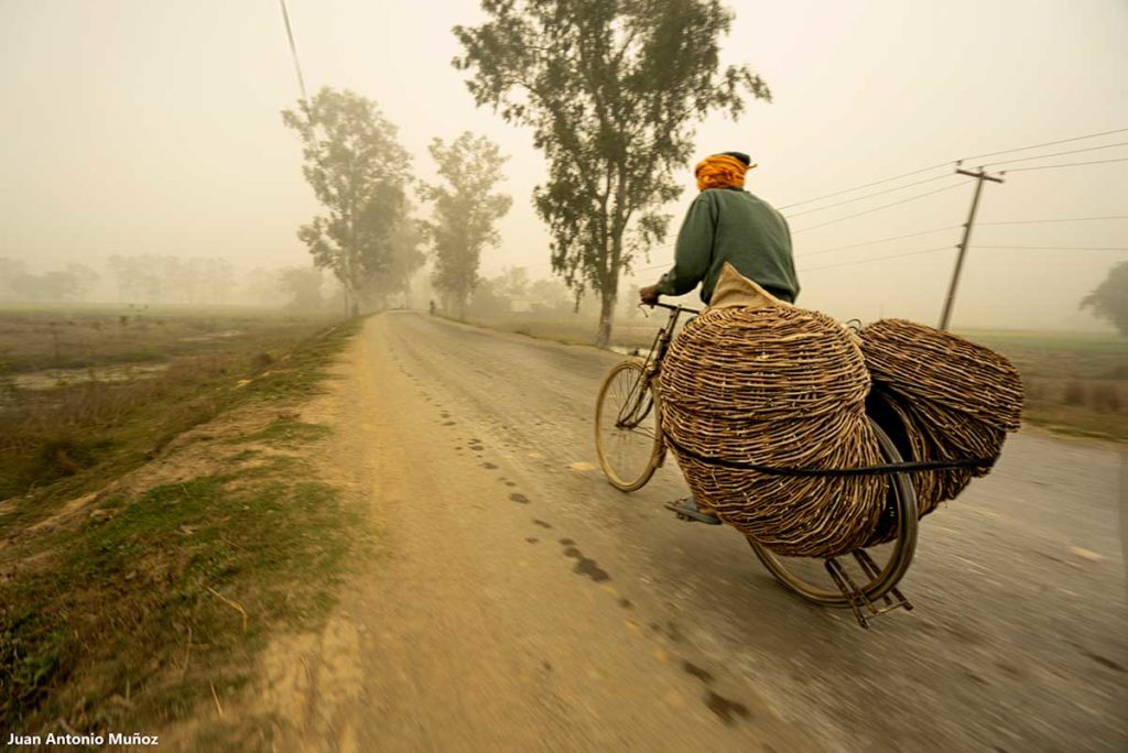 Ciclista en niebla. Nepal