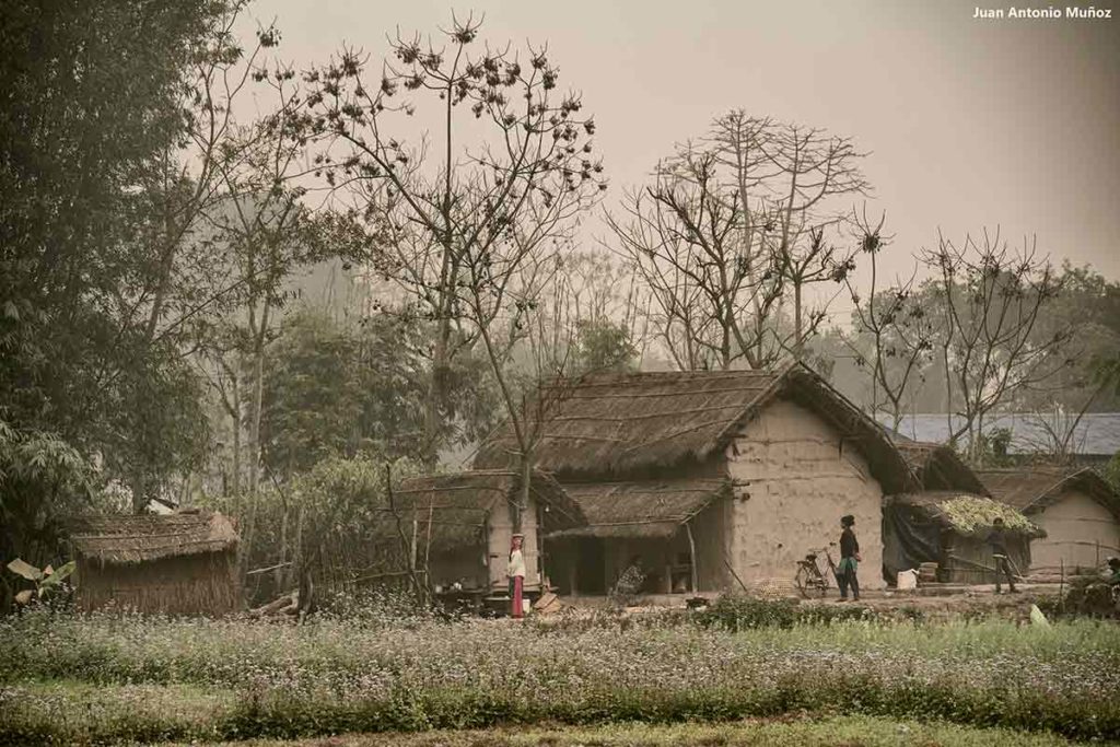 Pueblo en niebla. Nepal