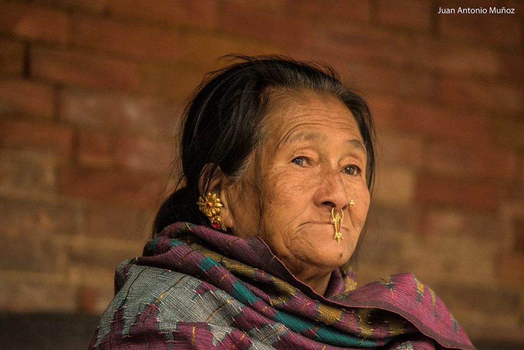 Retrato mujer calle. Nepal