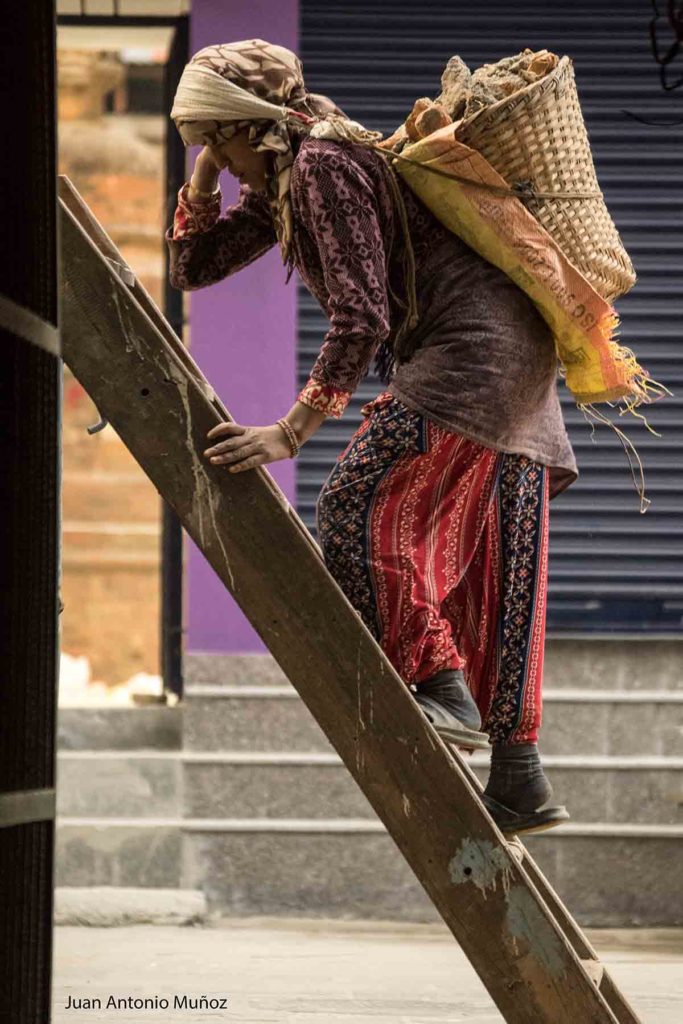 Mujer en escalera. Nepal