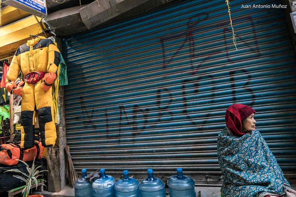 Mujer en calle. Kathmandu