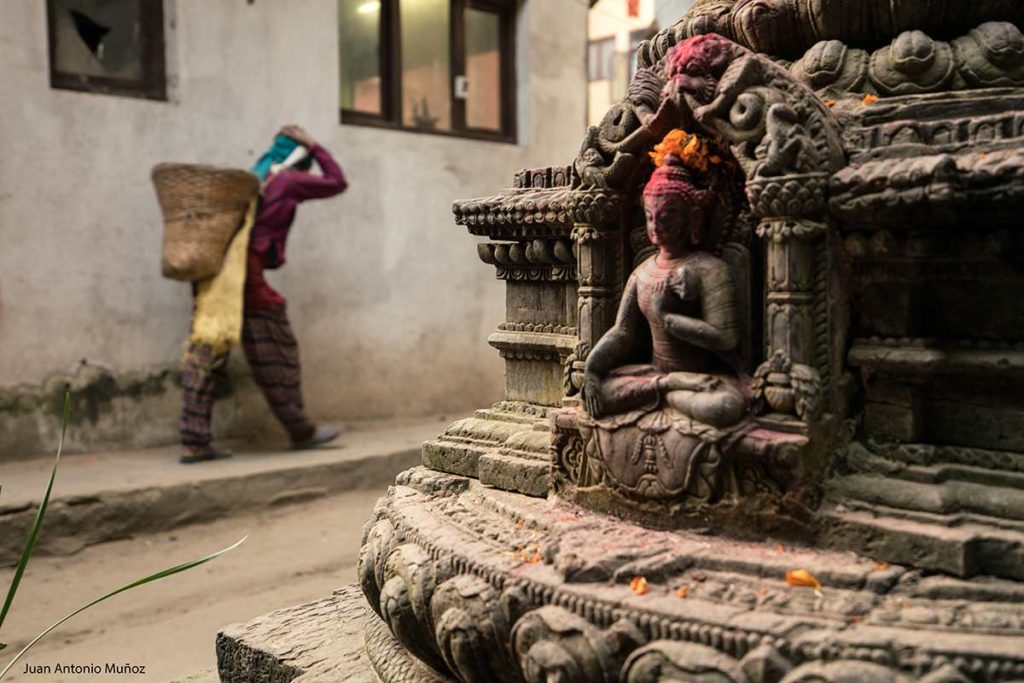 Mujer cargando. Nepal