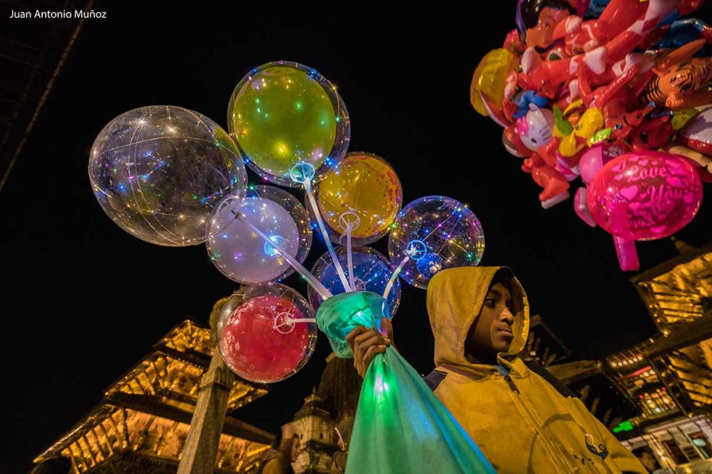 Niño globos. Nepal