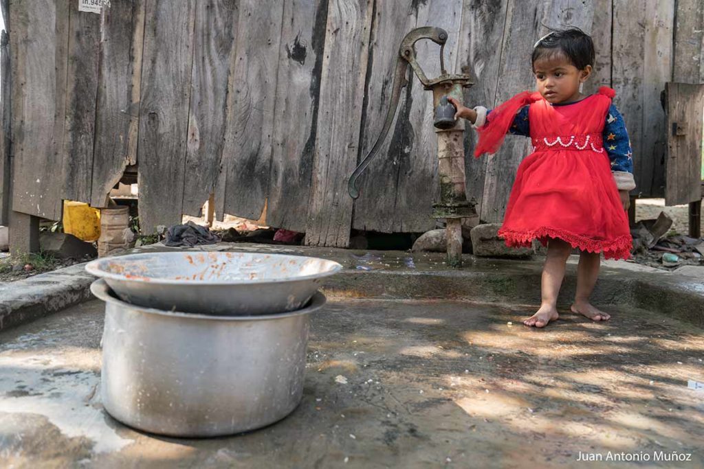 Niña en fuente. Nepal