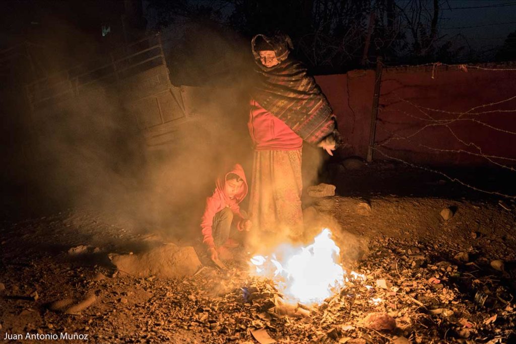 Señora en fogata. Nepal