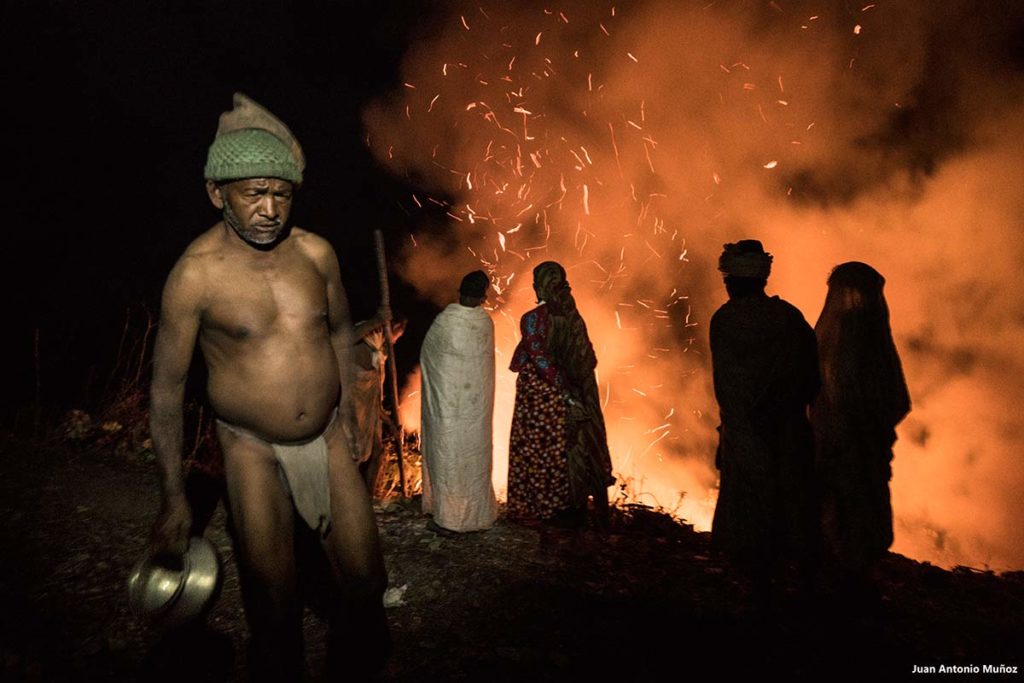 Fuego en campamento Raute. Nepal