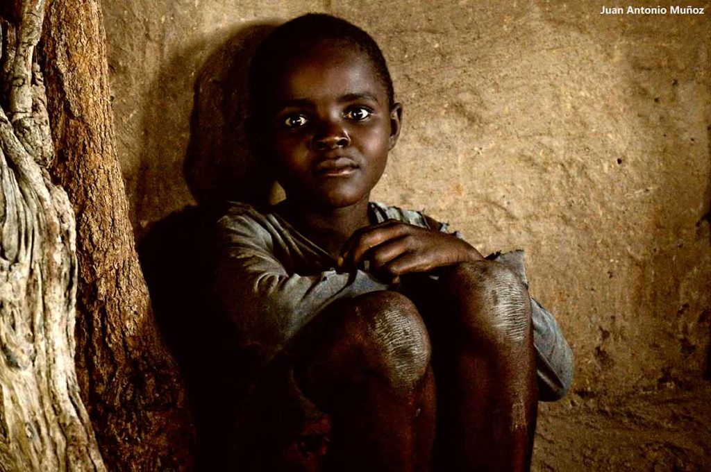 Niño en choza. Zambia