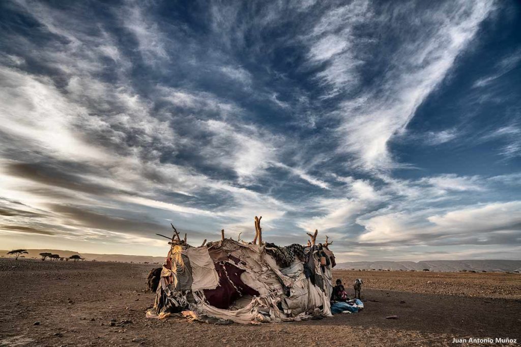 Choza con niños. Marruecos