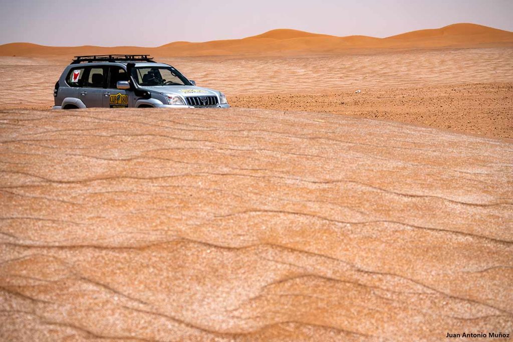 Coche y dunas colores. Marruecos