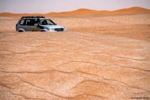 Coche y dunas colores. Marruecos