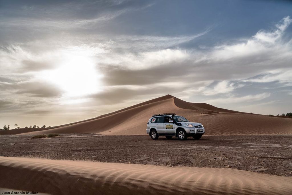 Coche y dunas Casa Juan. Marruecos