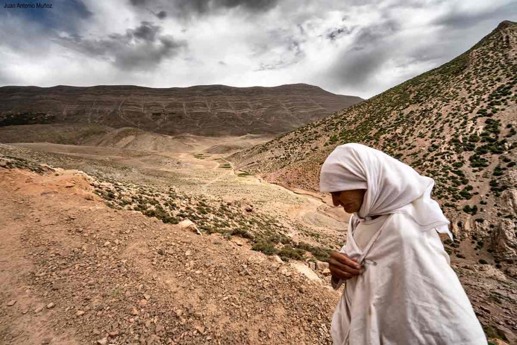 Mujer de blanco. Atlas. Marruecos