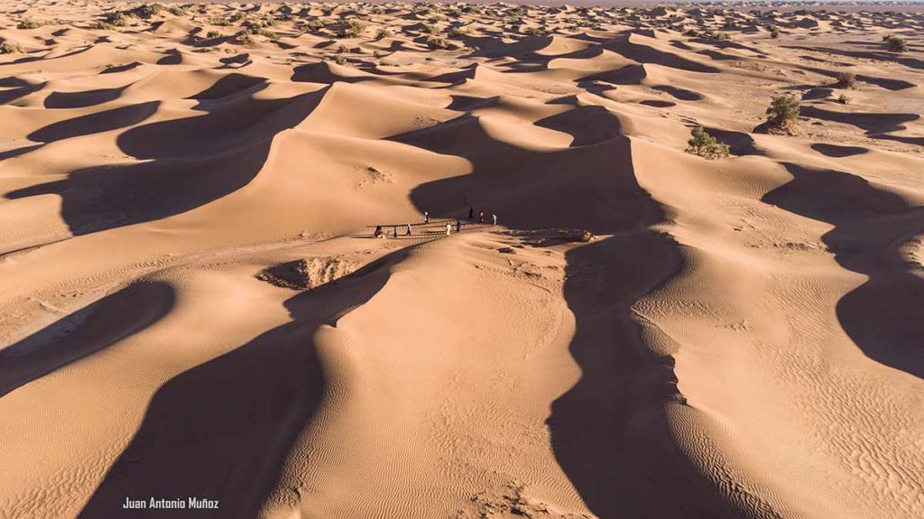Cruzando mar dunas. Draa valley Marruecos
