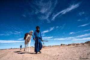 Caminando por el desierto. Marruecos