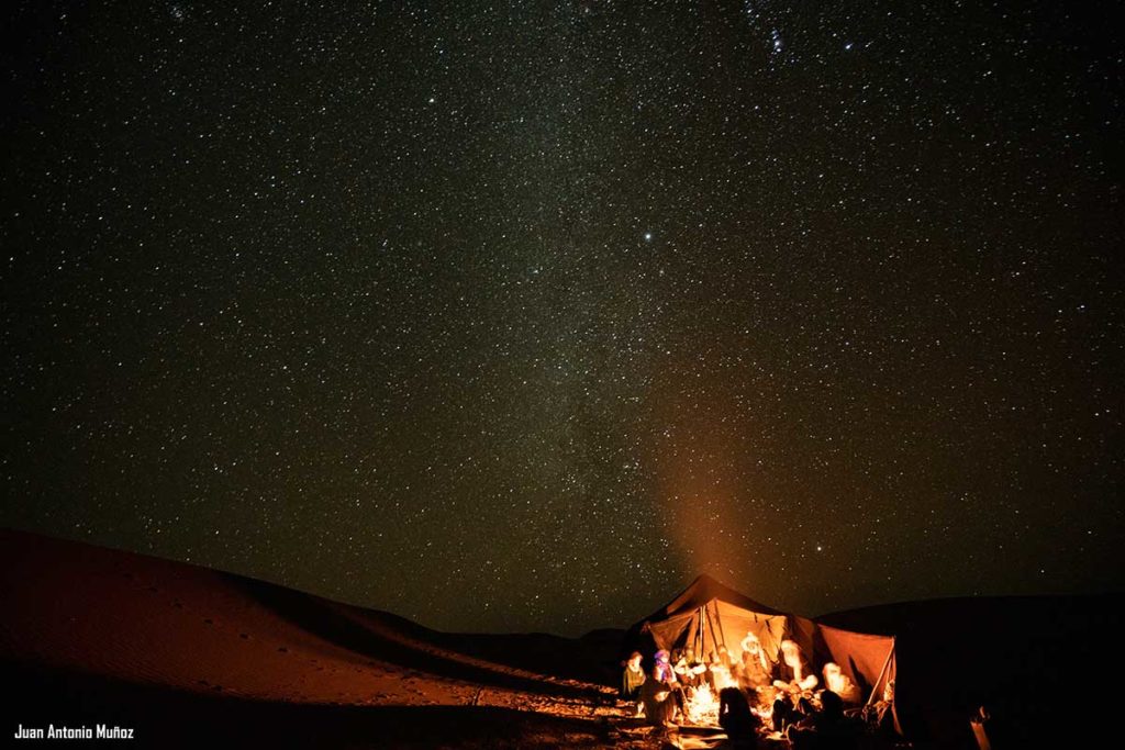 Cielo estrellado camp. Marruecos